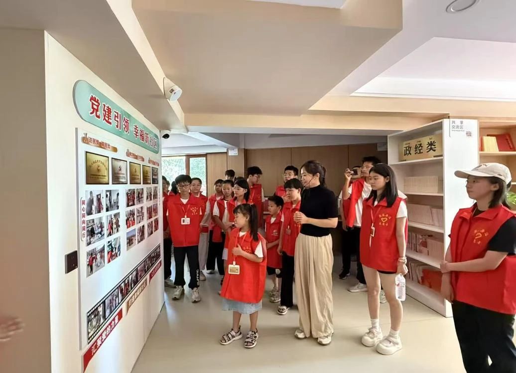 志愿同行，书香暖书房——朝阳市图书馆联合光大社区城市书房开展志愿者参观活动